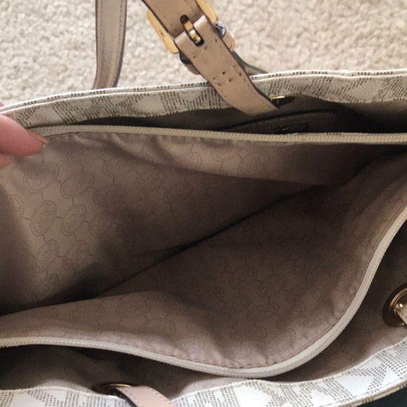 Micheal Kors Bag - Picture 5 of 8